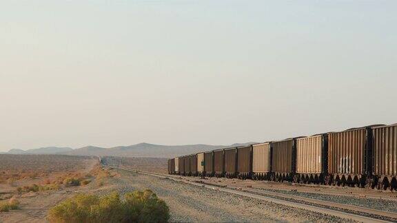 《沙漠中的火车》在加州特罗纳附近