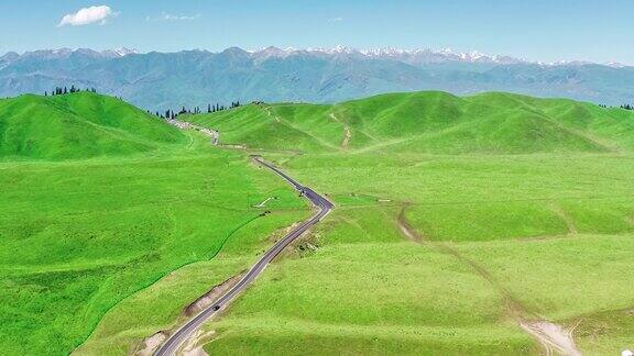 新疆那拉提草原自然景观的航拍镜头