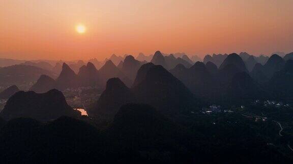 鸟瞰日落时分的山景中国桂林