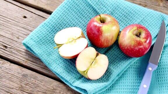 红苹果和餐巾纸上的小刀