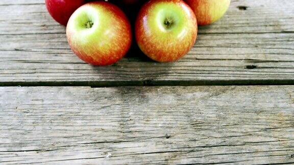 红苹果排列在木板上