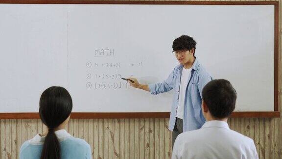 亚洲男老师在教室里教学生