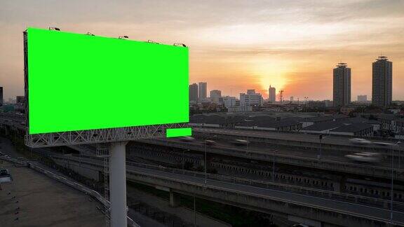 夕阳西下的泰国曼谷高速公路上的绿色广告牌时间流逝