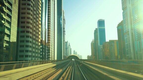 通往迪拜市中心的高速铁路