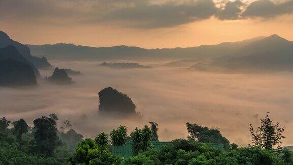 在泰国Phayao省的Phulangka当日出时雾与山流动的美妙风景的4K时间的流逝
