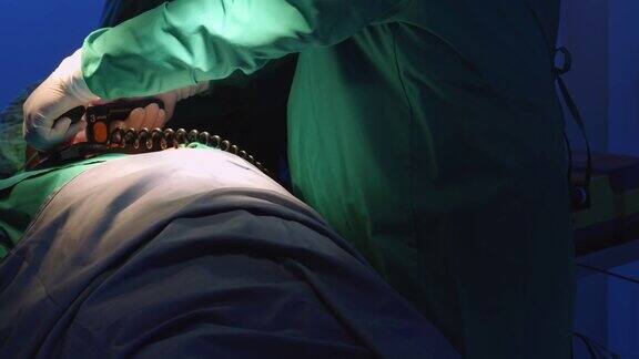 一名医生用除颤器给失去意识的低心率病人的胸部泵血以挽救生命