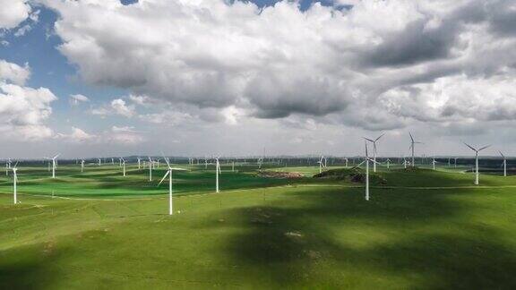 TD鸟瞰草原上的风力涡轮机农场