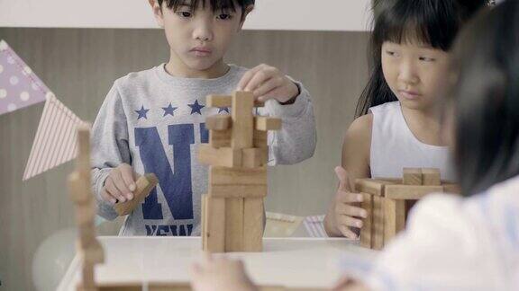 亚洲的孩子们在玩积木