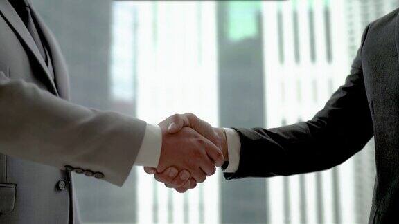 两位亚洲商人在会议室里握手