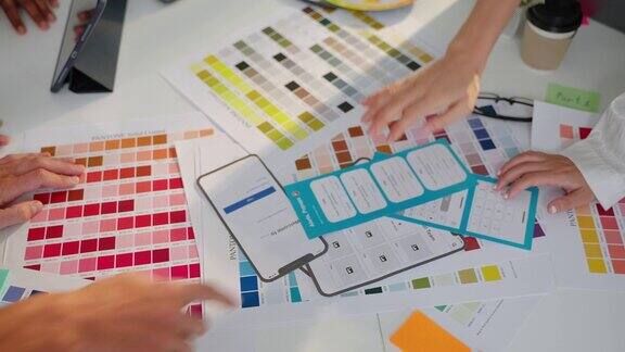 产品设计团队在办公室内选择产品包装的颜色进行概念集思广益协调团队合作