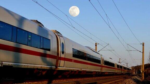 超级月亮下的高速列车