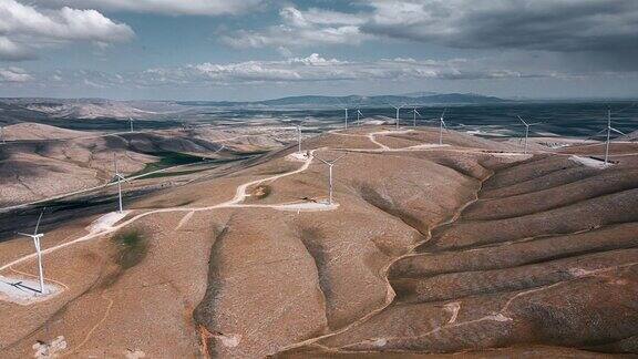 风力涡轮机创造了一种可持续能源无人机拍摄的山区风力发电厂正在发电