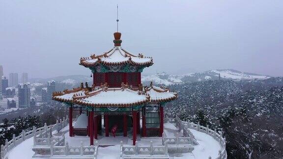 吉林雪山上的寺庙