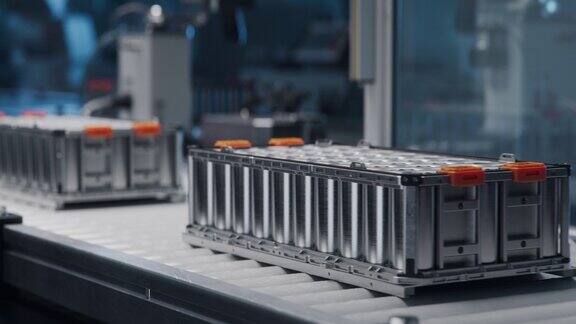 电动汽车电池组制造工艺汽车电池模块在传送带上的特写自动化生产线先进现代化的电动汽车工厂