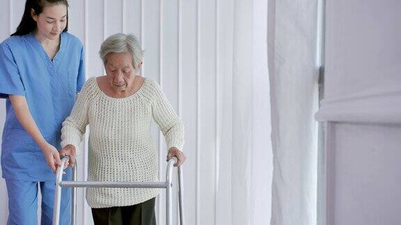 亚洲女护士医生帮助82岁的亚洲老年妇女在家或医院步行训练和康复过程老祖母倾听照顾者给予的支持老年人医疗保健物理治疗在家里照顾者