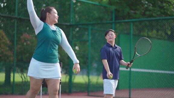 亚洲华人女教练指导中国唐氏综合症男子打网球