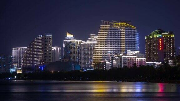 夜晚灯光照亮三亚湾酒店前全景4k时间推移海南岛中国