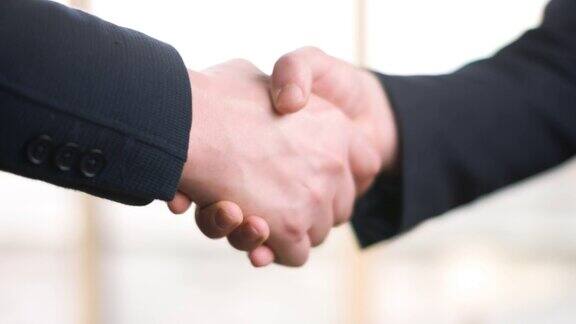 两个男人的商务握手