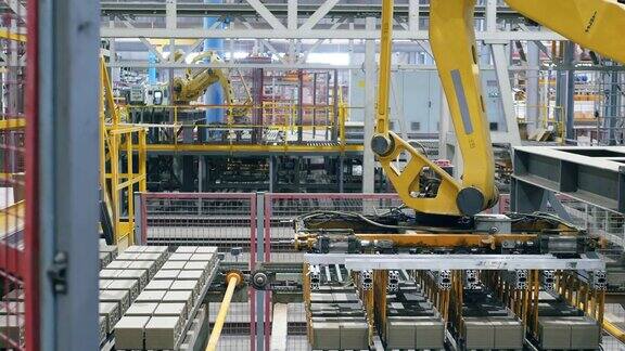 现代化工厂与输送搬迁砖装配线上的工业机器人