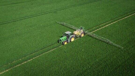 拖拉机在农田喷洒农药的天线