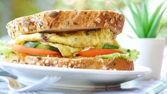 用黑面包、西红柿和生菜做成的鸡蛋三明治
