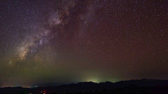 银河系和剪影山脉白天到晚上的时间推移视频