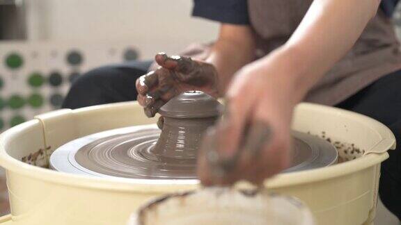 4K亚洲女雕刻家艺术家雕塑陶瓷车轮上的陶瓷工作室