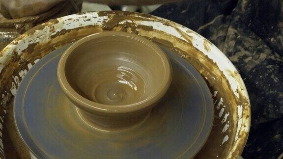 人的手塑陶土在手工作坊里制作陶土陶器