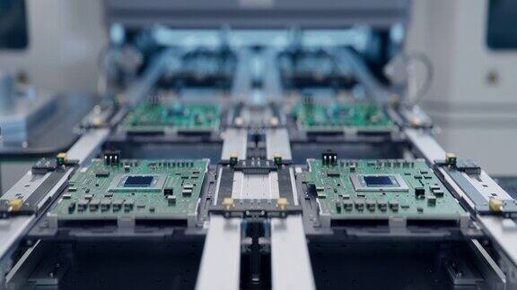 电路板上的元件安装配备先进高精度机械臂的全自动现代PCB装配线电子设备生产行业光明电子厂