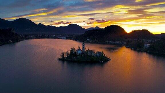 无人机的湖流血与圣玛丽教堂在小岛上的升天;斯洛文尼亚、欧洲