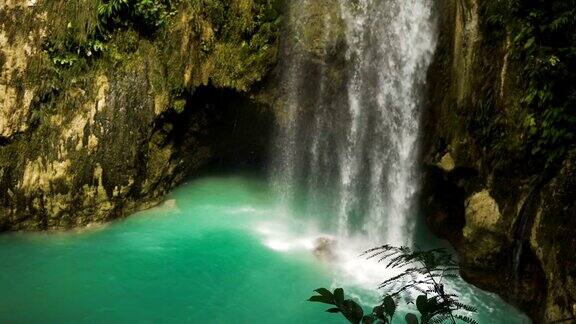 美丽的热带瀑布菲律宾宿雾岛