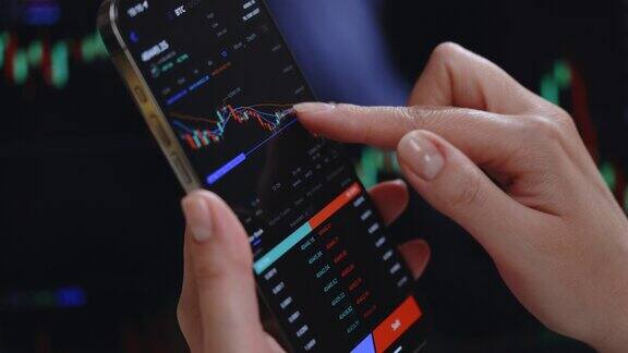 一名女子正在智能手机上查看数字交易所比特币价格图表加密货币未来价格走势预测股票经纪人正在看屏幕上的数据金融分析师的工作
