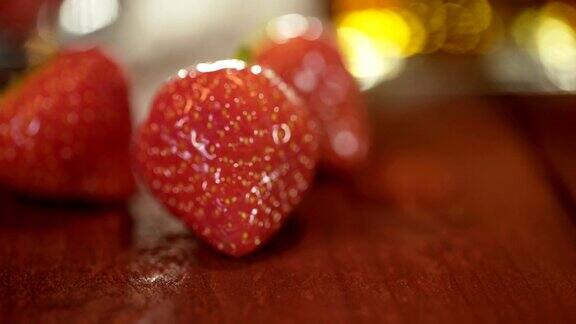 微距拍摄的红草莓在旋转木桌子上