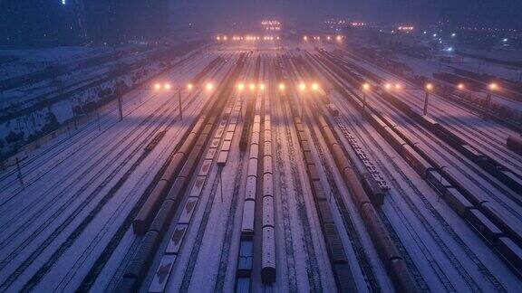 冬季夜间货运列车的鸟瞰图