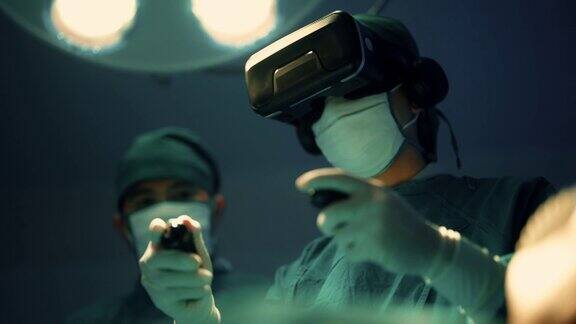 外科医生团队使用医学技术