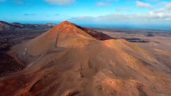 飞过西班牙兰萨罗特岛提曼法亚国家公园附近的火山