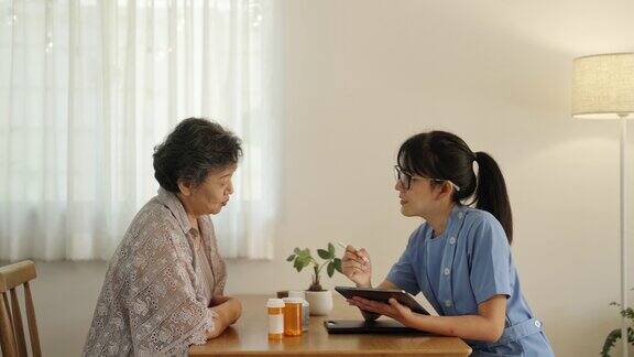 一位女护工在家照顾一位老妇人的药物