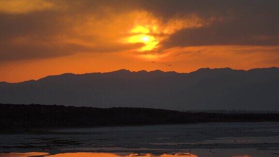 贺兰山在日落时映衬着湖面