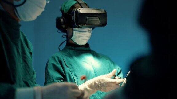 现代医生使用远程技术进行手术