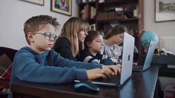 COVID-19隔离期间的孩子参加在线学校课程