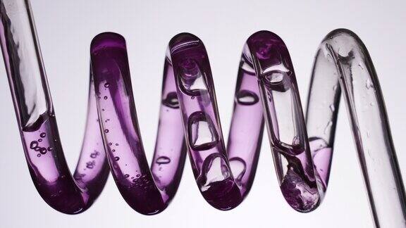 螺旋管内流动的紫色液体