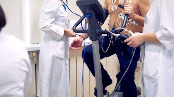 心脏诊断装置在病人身上医生通过病人胸部的电极来测试病人的生命参数