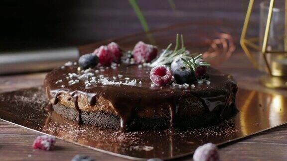 巧克力奶油挞芝士蛋糕配新鲜浆果美味的生日甜点