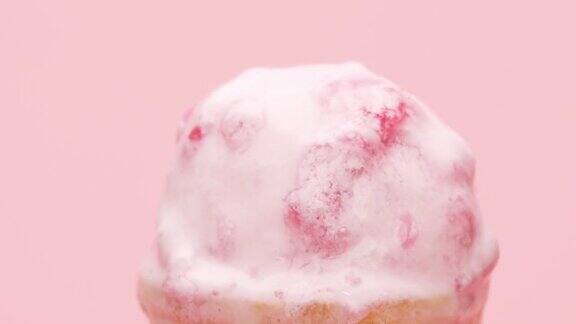 时间流逝冰淇淋草莓华夫饼筒孤立在粉红色的背景