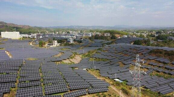 现代绿色乡村的农场和太阳能发电站