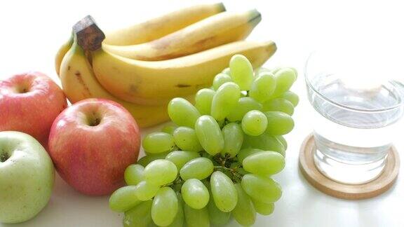 健康的食物水果在白色的桌子背景健康