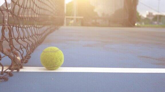 户外的老网球场低角度主题在左边在日落时分