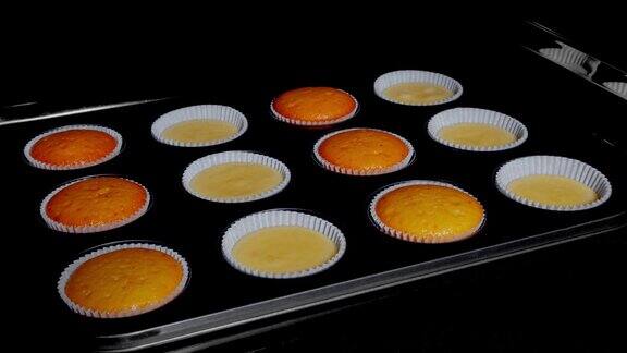 Cinemagraph-十二个纸杯蛋糕松饼烘烤和上升在烤箱-时间流逝