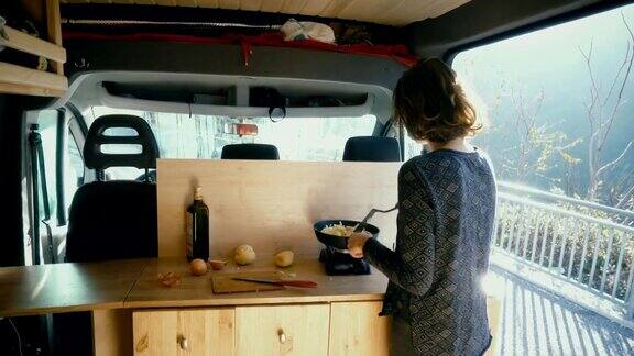 一个女人在车里做炸土豆