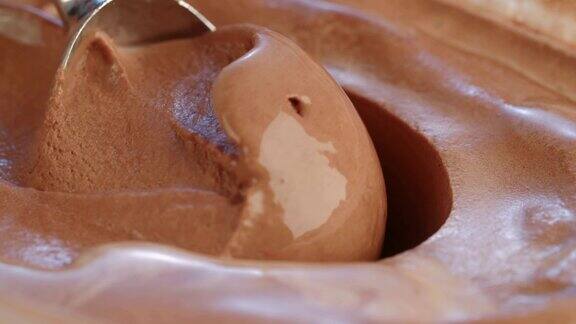 巧克力冰淇淋与勺子的微距慢动作